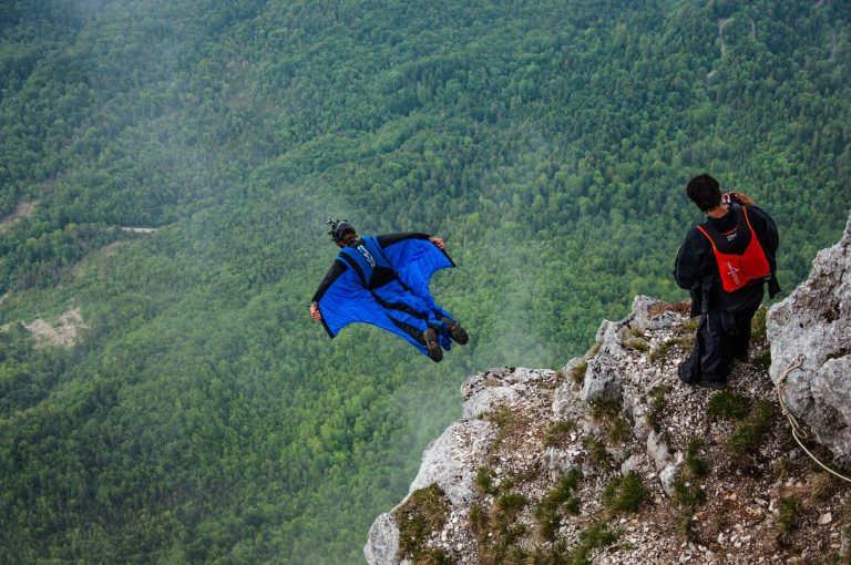 Menyelami Dunia BASE Jumping: Tantangan dan Keberanian di Udara