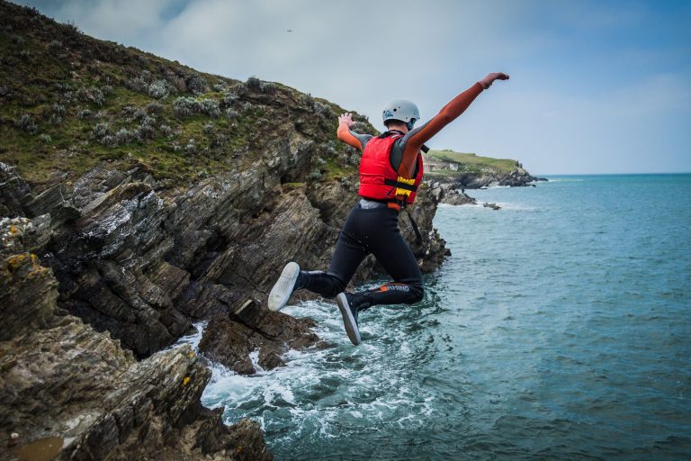 Menggali Keberanian di Lautan: Memahami Coasteering